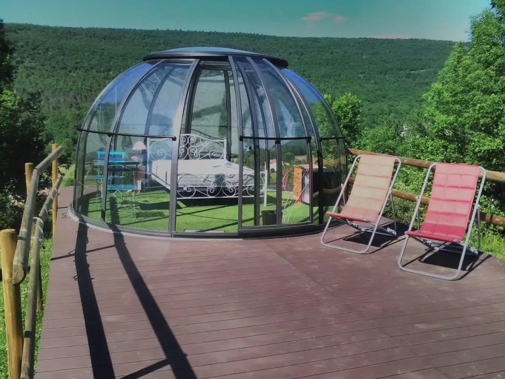 Dôme géodésique vitré avec terrasse extérieure