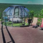 Dôme géodésique vitré avec terrasse extérieure