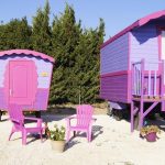 Cabane colorée sur pilotis dans un environnement naturel