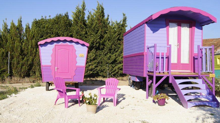 Cabane colorée sur pilotis dans un environnement naturel